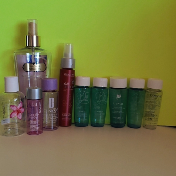 Empty plastic bottles. 2 spray, 1 pop up, 7 screw lid. Travel sizes, fully clean - Picture 1 of 3